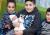 foto van baby Yousuf op schoot bij zijn broers en zus