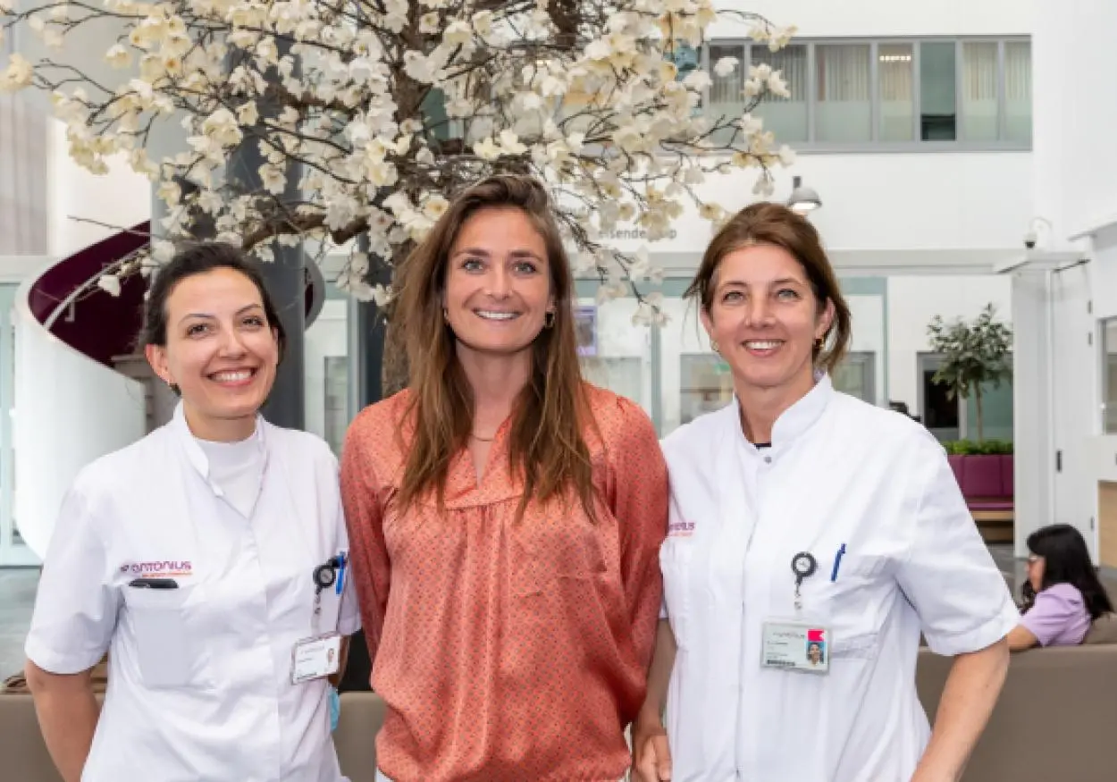Claudia Bargon (AIOS), Britt Jansen (arts onderzoeker) en Annemiek Doeksen (oncologisch chirurg)