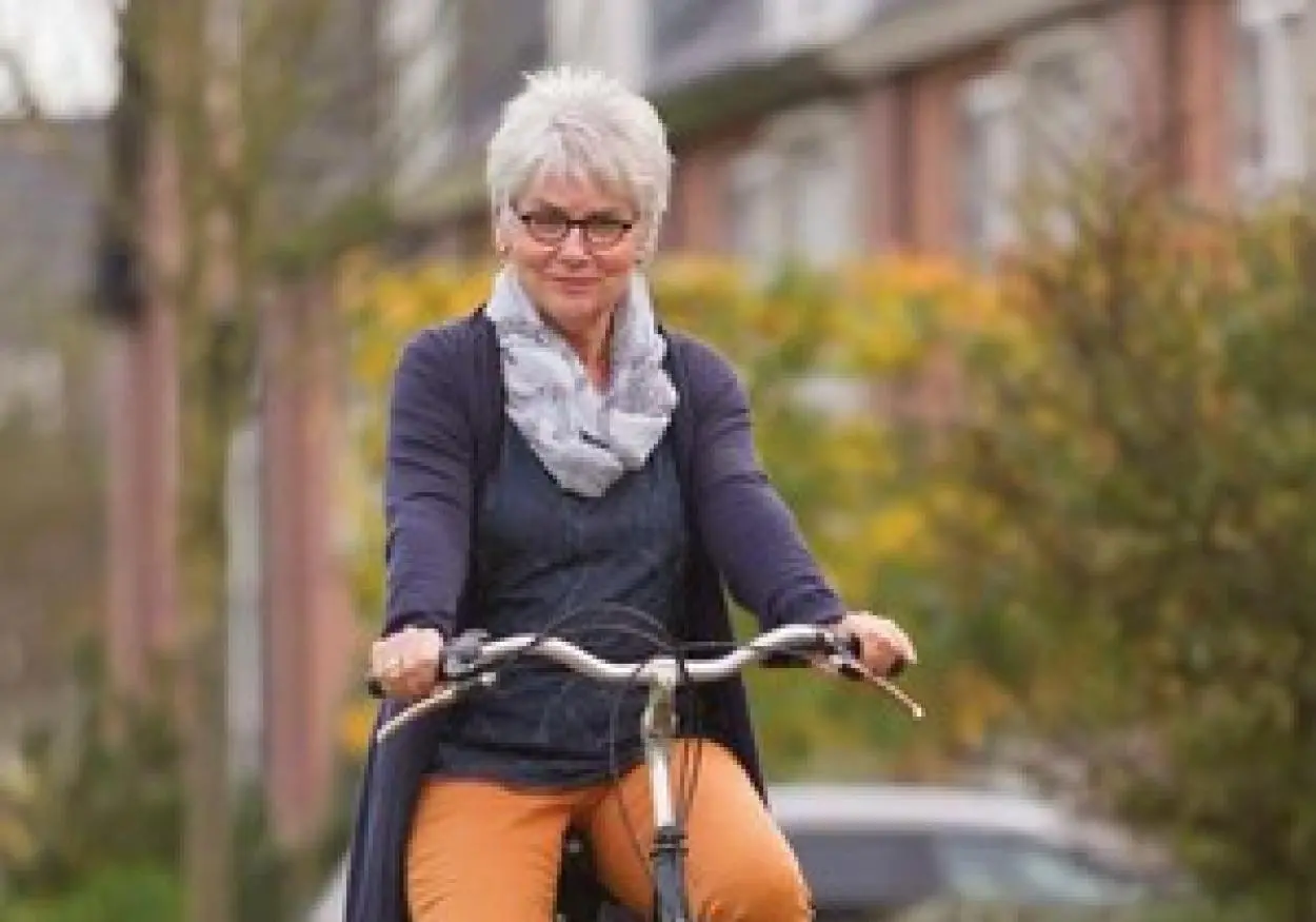Foto van Ans op de fiets
