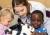 Vrouw met stethoscoop en kinderen met pluche dieren