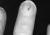 voorbeeld van puntvormige bloedinkjes op een vingernagel in de vorm van donkere vlekjes midden op de nagel