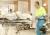 Twee ziekenhuismedewerkers duwen een patient op een brancard. De foto is wazig door de beweging.