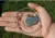 Foto van een geopende hand waarop een pacemaker ligt