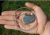 Foto van een geopende hand waarop een pacemaker ligt