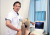 Een orthopeed maakt tijdens een consult een echo van de schouder van een patiënt.