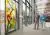 Patienten kijken wandelend naar kunst in het ziekenhuis.