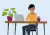 Vrouw achter haar laptop
