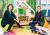 Tweee kinderpsychologen bij poppenhuis