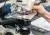 mohs operatie dermatoloog bekijkt de vriescoupes met microscoop 2