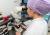 mohs operatie dermatoloog bekijkt de vriescoupes met microscoop 3