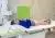 Jongen met syndroom van Down op de onderzoekstafel bij Radiologie