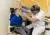 Jongen met syndroom van Down wordt onderzocht door KNO-arts