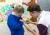 Laborant van Bloedafname maakt arm schoon van jongen met syndroom van Down