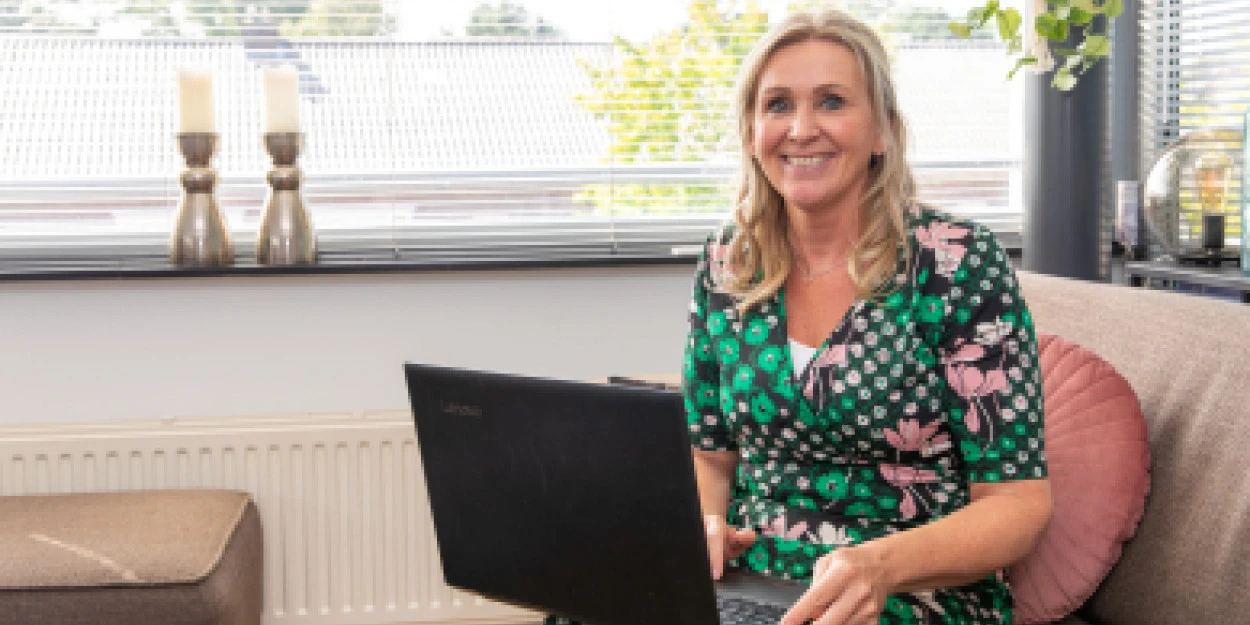 Ingrid thuis met laptop op schoot vertelt waarom zij Mijn Antonius handig vindt