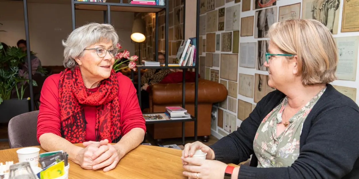 Twee vrouwen zitten aan een tafel