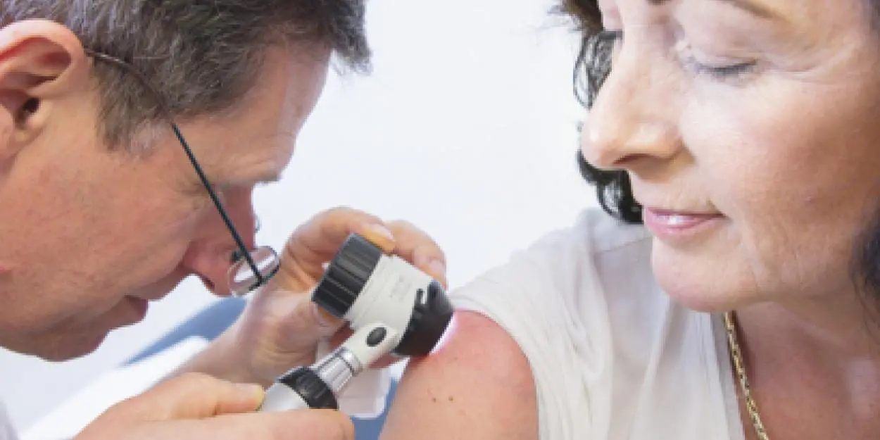 Dokter onderzoekt bovenarm van een patiënt
