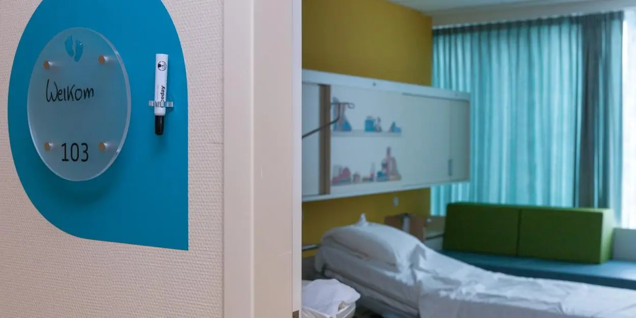 Een blik in kamer 103, met welkom op het kamerbordje