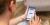 Jonge man bekijkt app reuma op een mobiele telefoon