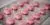 Een pillenstrip met roze pillen
