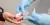 Close up beeld van zorgverlener die patient met diabetes prikt