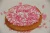Een beschuit met roze muisjes, een traditionele snack bij de geboorte van een baby