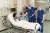 Foto, Jorn ontmoet de docter en verpleegkundigen van de operatieafdeling en geeft ze een hand.