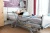 U gaat op uw zij liggen: de gebogen knie steekt iets over de rand van het bed