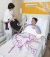 Bagage wordt aan pati:ent in bed gegeven