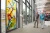 Patienten kijken wandelend naar kunst in het ziekenhuis.